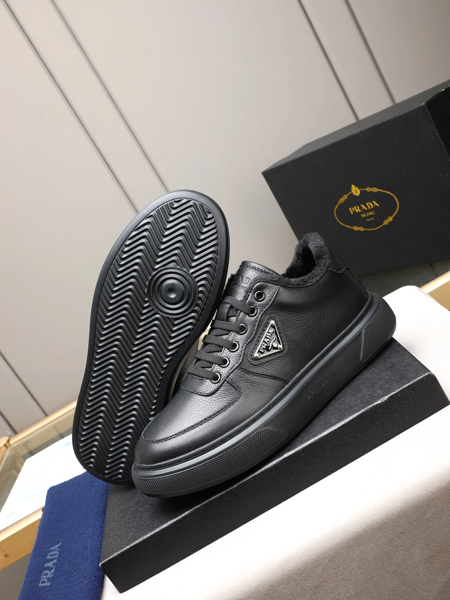 PP460 Prada/Prada men's new casual shoes, this upper is made of imported calfskin + velvet lining! The outside is decorated with the P family's classic metal triangle enamel logo, and the outsole is made of non-slip sports foam ultra-light outsole, which feels good on the feet and is a fashionable and fashionable item! Two colors to choose from!  Size: 38-44 (45 customized)